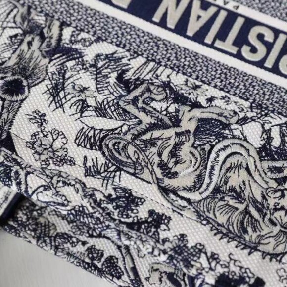 Classic DIOR Bag: A Stylish and Versatile Choice for Elegance - Picture 4 of 15